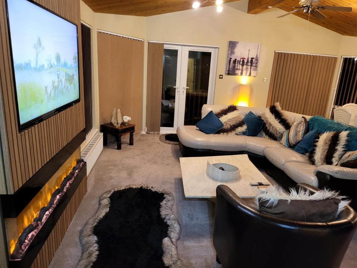 Cheerful 3 Bedroom Lodge At White Cross Bay Windermere Exterior foto