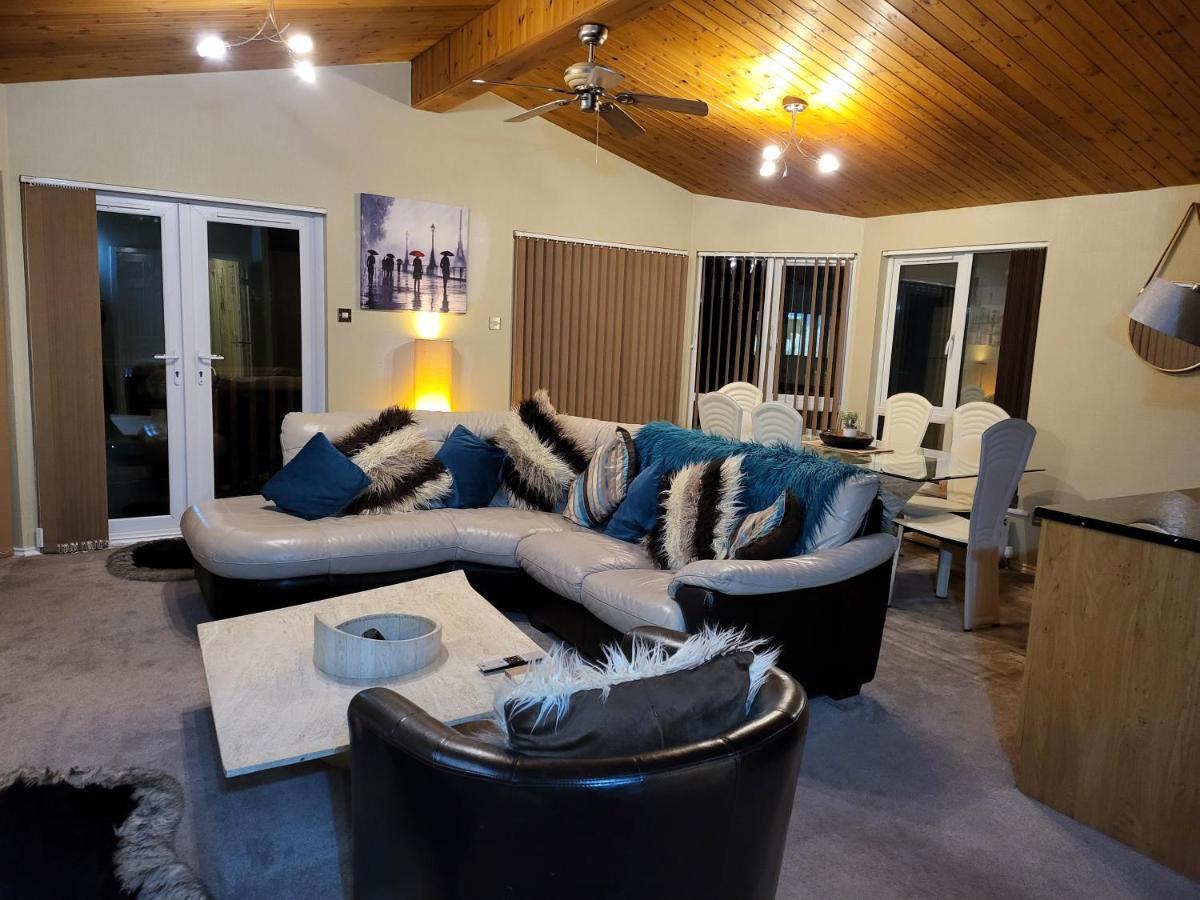 Cheerful 3 Bedroom Lodge At White Cross Bay Windermere Exterior foto